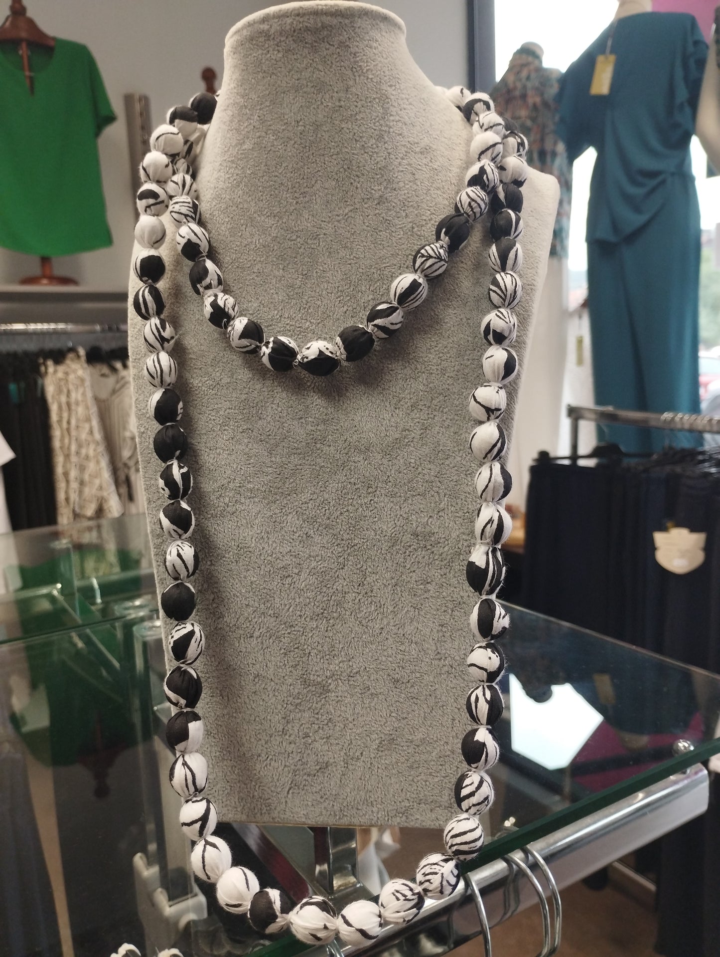 Collar bolitas