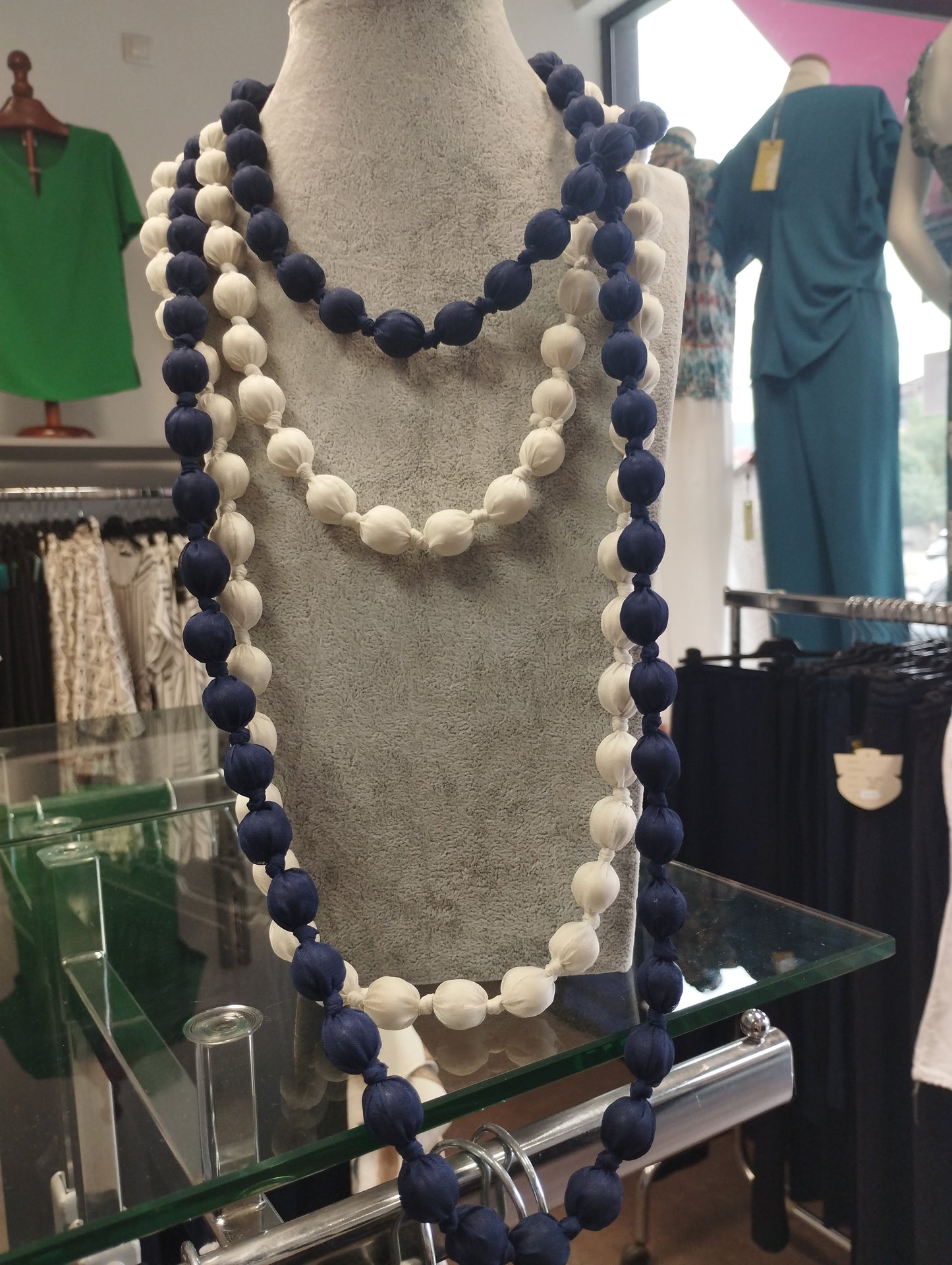 Collar bolitas