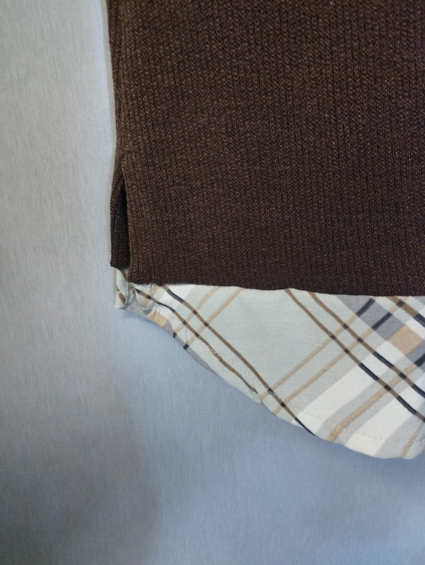 Camiseta cuello camisero marrón